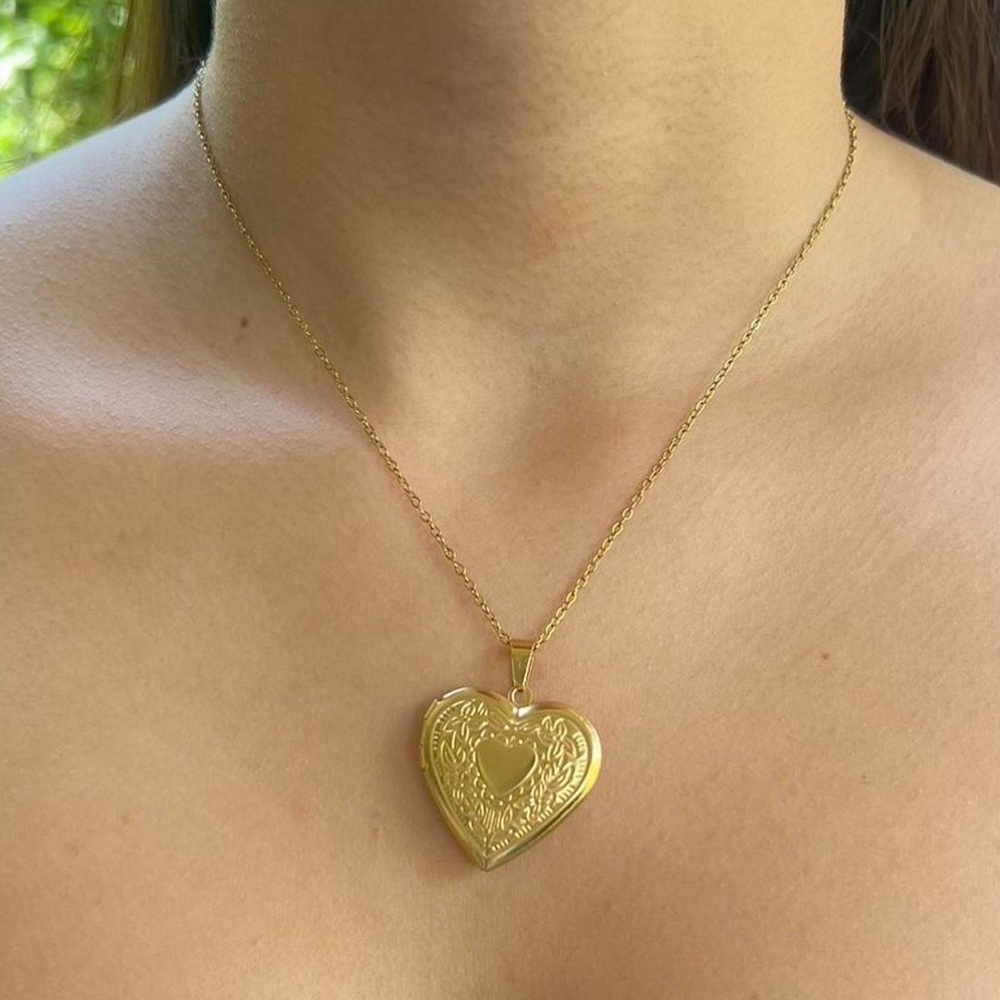 Chain Locket Heart Pendant Necklace Minimalist with Floral Pattern 
*Adjustable*